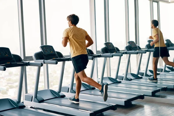 Πλήρες Μήκος Των Νεαρών Αθληταράς Που Τρέχουν Διάδρομο Στο Γυμναστήριο — Φωτογραφία Αρχείου