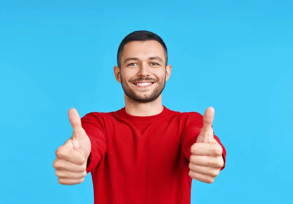 Lycklig Snygg Man Visar Tummen Upp Tecken Blå Bakgrund Bra — Stockfoto