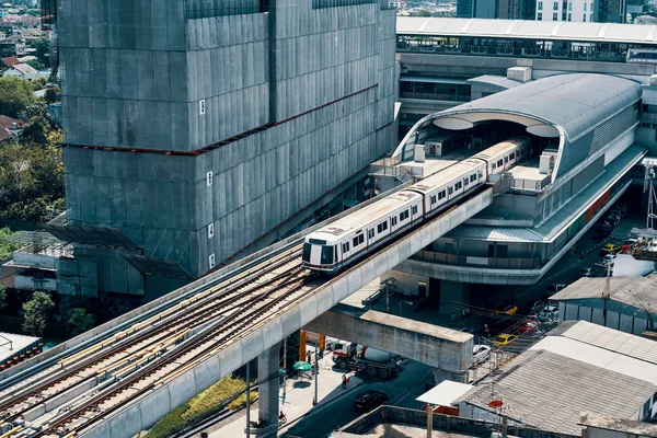 Förhöjd Utsikt Över Bts Sky Train Körs Centrala Bangkok — Stockfoto