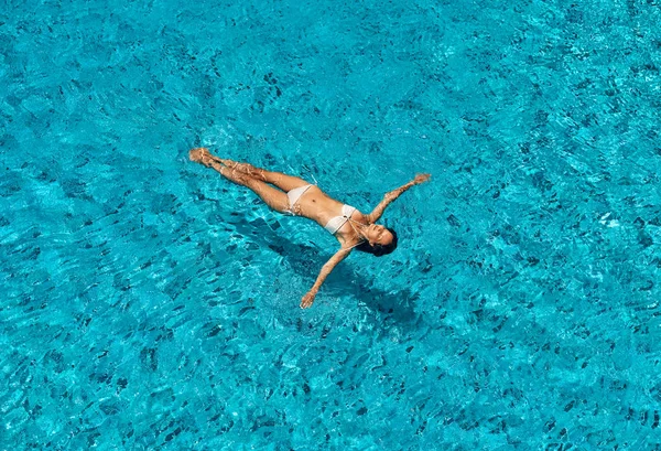 Вид Зверху Молоду Струнку Жінку Білому Бікіні Розслабляється Плаває Басейні — стокове фото