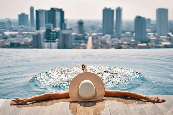 Vista Trasera Mujer Con Sombrero Relajante Piscina Azotea — Foto de Stock