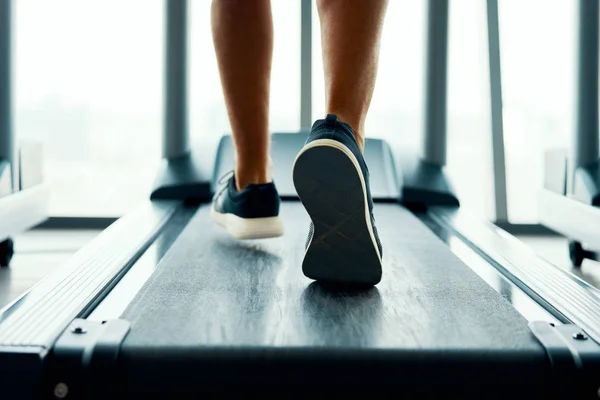 特写男性肌肉脚在运动鞋运行在跑步机在健身房 — 图库照片