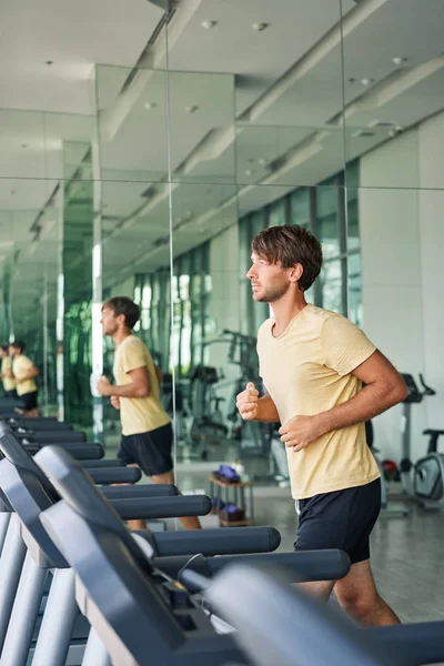 Junger Sportler Läuft Fitnessstudio Auf Laufband Beim Workout — Stockfoto