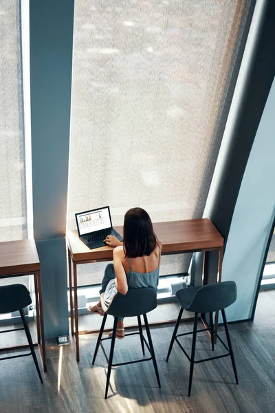 Vista Trasera Mujer Que Trabaja Ordenador Portátil Espacio Oficina Moderno — Foto de Stock