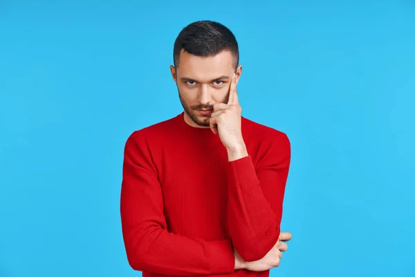 Nachdenklicher Junger Mann Der Auf Blauem Hintergrund Isoliert Die Kamera — Stockfoto