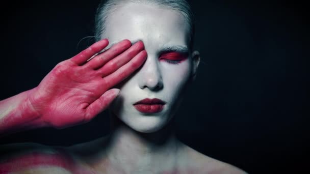 Mujer Con Labios Rojos Maquillaje Halloween Posando Sobre Fondo Negro — Vídeo de stock