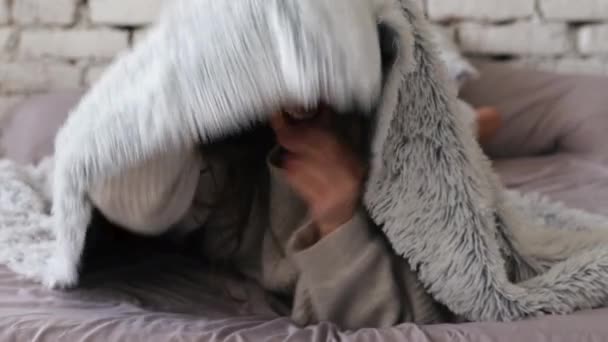Bela Jovem Posando Com Cobertor Cama — Vídeo de Stock