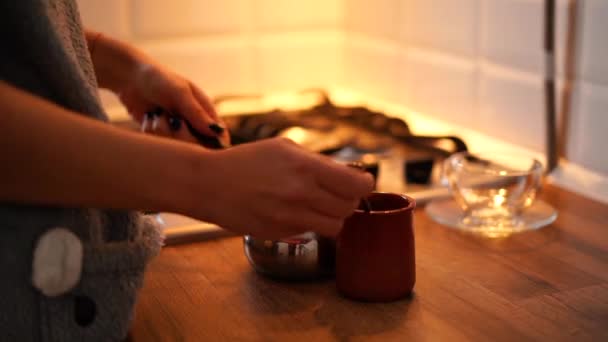 厨房的土耳其式咖啡烹调工艺 — 图库视频影像