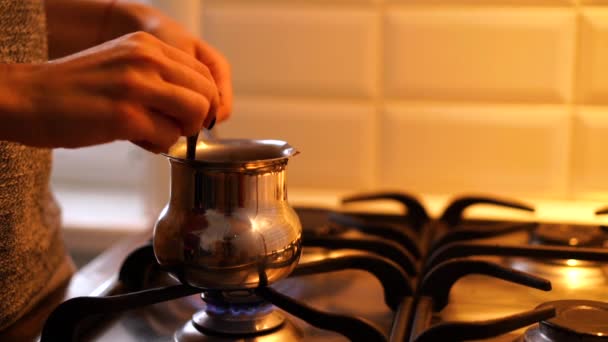 Prozess Der Türkischen Kaffeezubereitung Der Küche — Stockvideo