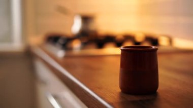 Türk kahve demliği ocakta ve fincan tezgahta.