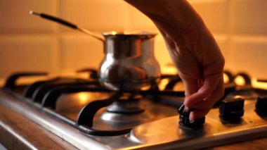 Mutfakta Türk kahvesi hazırlama süreci