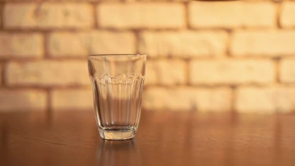 Het Gieten Van Turkse Koffie Glas Uit Pot — Stockvideo