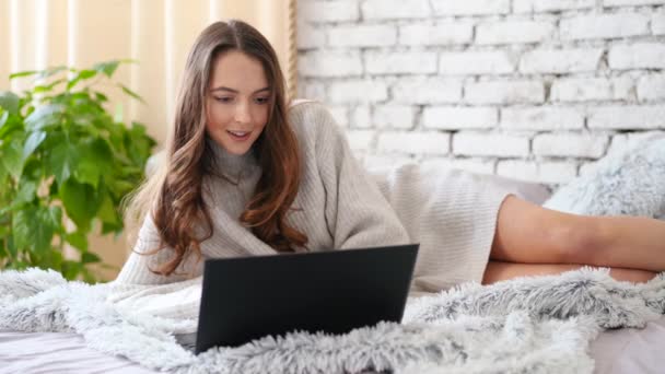 Jovem Mulher Elegante Usando Laptop Cama — Vídeo de Stock