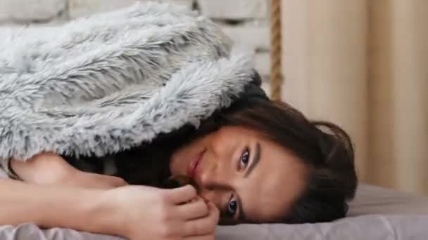 Schöne Junge Frau Posiert Mit Decke Auf Dem Bett — Stockvideo