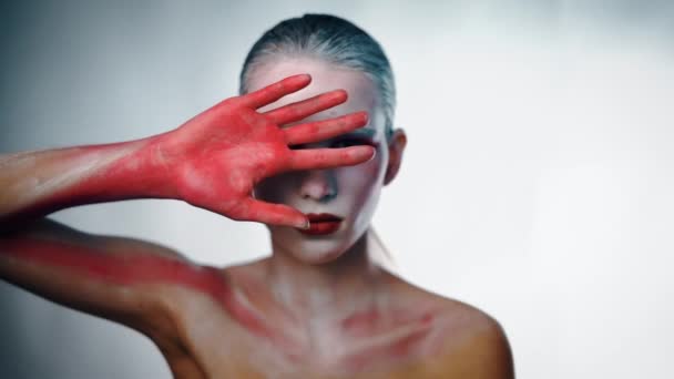 Mujer Con Labios Rojos Maquillaje Halloween Posando Sobre Fondo Gris — Vídeo de stock