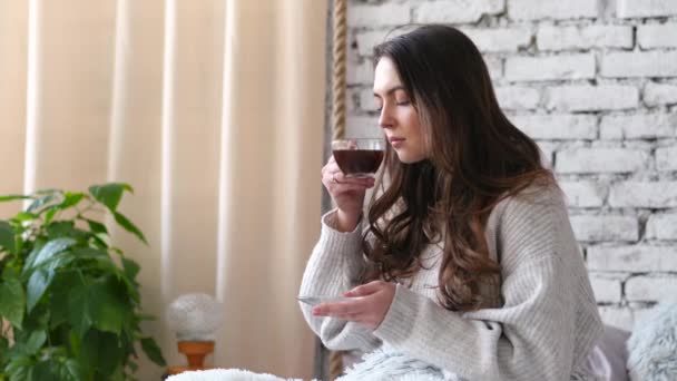 年轻漂亮的女人喝早上躺在床上喝咖啡 — 图库视频影像