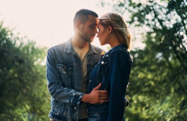 Genç çift birlikte poz veriyor.