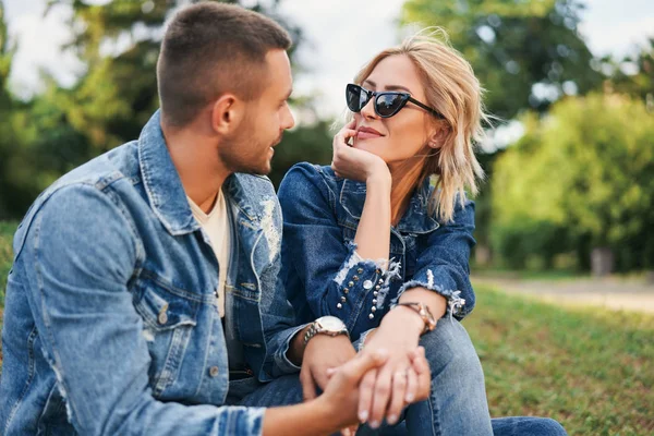 Jovem Casal Amoroso Posando Juntos — Fotografia de Stock