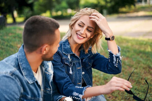 Jovem Casal Amoroso Posando Juntos — Fotografia de Stock