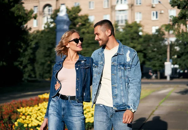 Jong Liefdevol Paar Lopen Samen Straat — Stockfoto