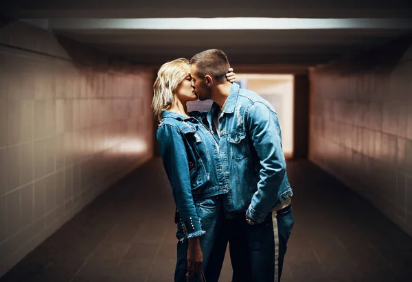 Couple Sensuel Embrassant Dans Passage Souterrain — Photo