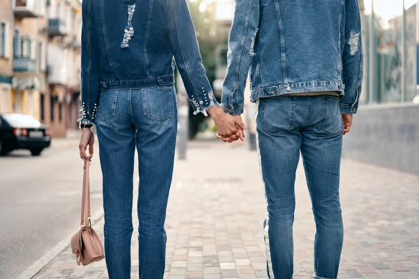 Fiatal Szerelmesek Együtt Sétálnak Kéz Kézben — Stock Fotó