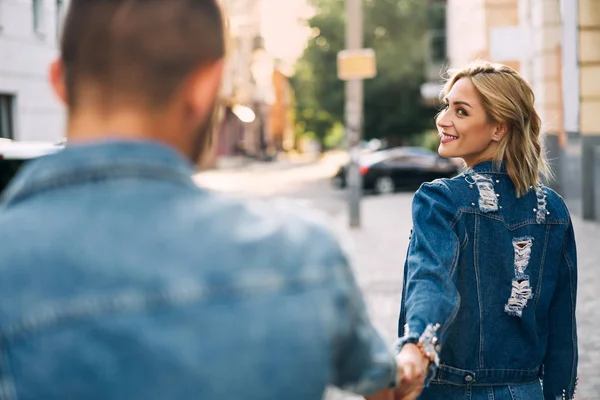 Joven Pareja Amorosa Caminando Juntos Tomados Mano —  Fotos de Stock