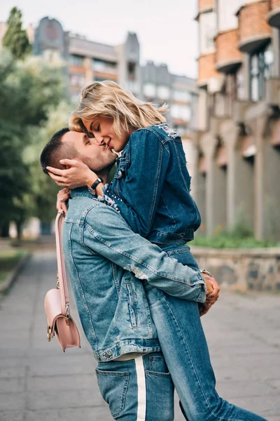 Couple Happy Meeting Hugging Kissing Street — Stock Photo, Image