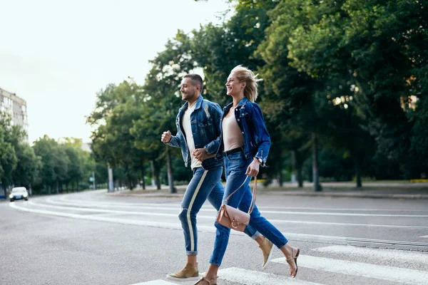 Junges Glückliches Paar Läuft Über Die Straße — Stockfoto