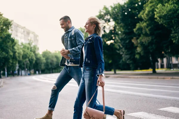 Jeune Couple Heureux Running Crosswalk — Photo