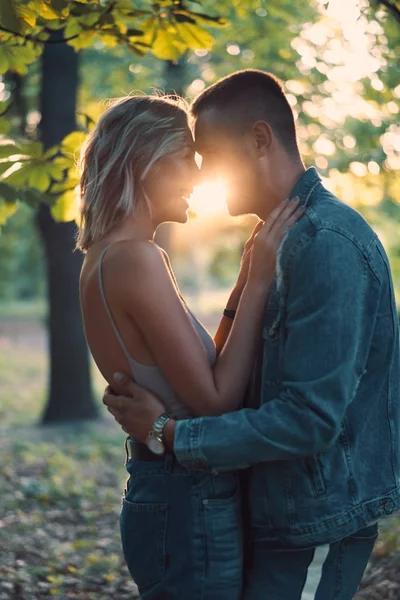 Hermosa Pareja Moda Posando Juntos Aire Libre —  Fotos de Stock