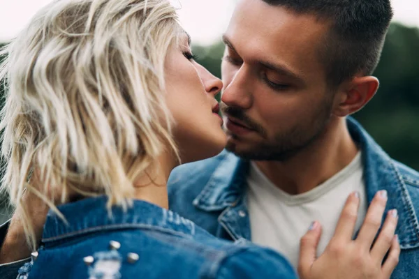 Jeune Couple Amoureux Embrassant — Photo