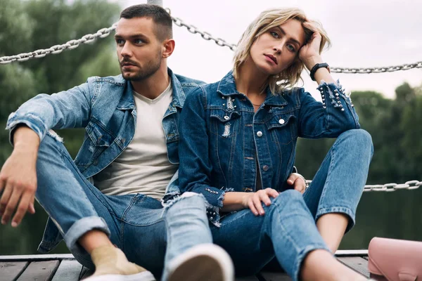 Mooi Modieus Koppel Poseren Rivier Brug Dragen Denim — Stockfoto