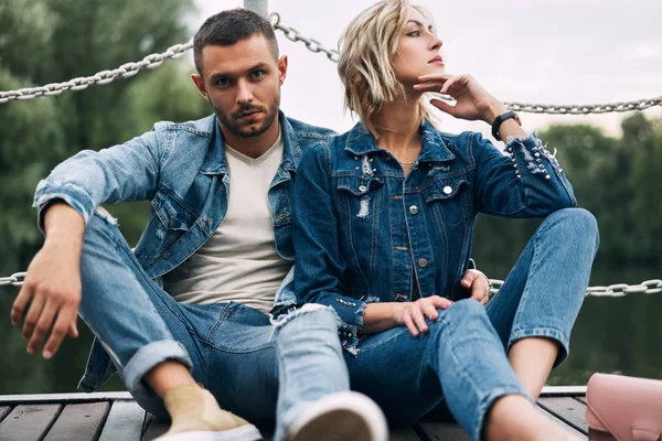 Hermosa Pareja Moda Posando Puente Del Río Con Denim —  Fotos de Stock