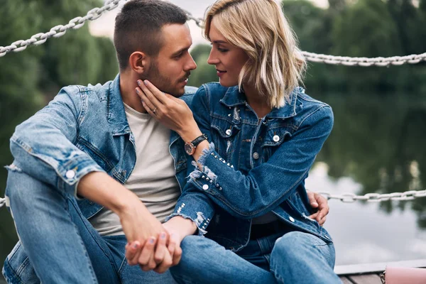 Jong Liefhebbend Paar Aanraken Elkaar Door Meer — Stockfoto