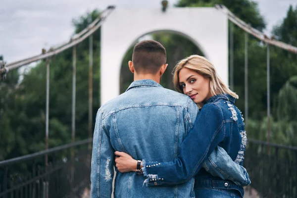 Jong Mooi Vrouw Knuffelen Haar Vriend Met Liefde Buiten — Stockfoto