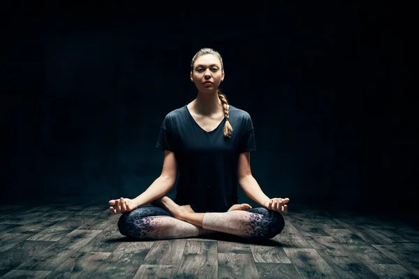 Joven Mujer Atractiva Practicando Yoga Sentada Pose Loto Meditando Habitación — Foto de Stock