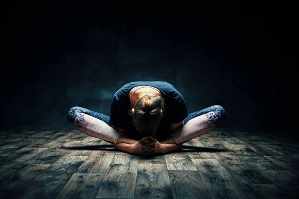 Молодая Женщина Практикующая Йогу Изображает Богиню Тёмной Комнате Конасана Супта — стоковое фото