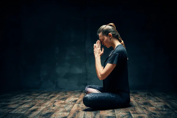 Młoda Kobieta Ćwicząca Jogę Siedząca Lotosowej Pozie Namaste Ciemnym Pokoju — Zdjęcie stockowe