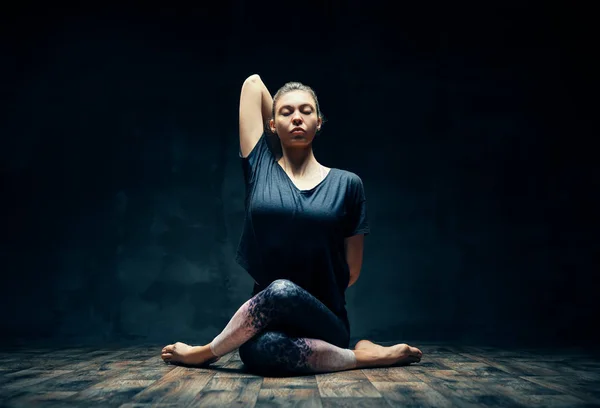 Ung Kvinna Öva Yoga Gör Ansikte Poserar Mörkt Rum — Stockfoto