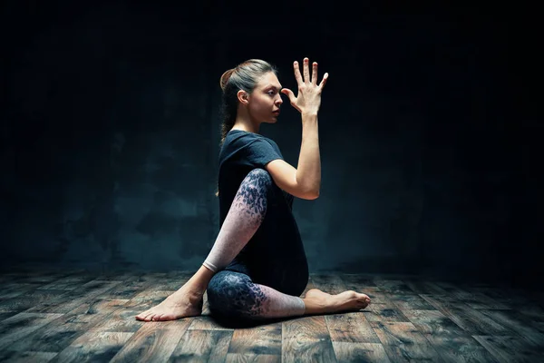 Ung Vacker Kvinna Som Gör Yoga Asana Halv Herre Över — Stockfoto