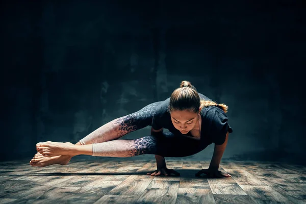 Junge Frau Praktiziert Yoga Bei Asana Acht Winkel Pose Dunklen — Stockfoto