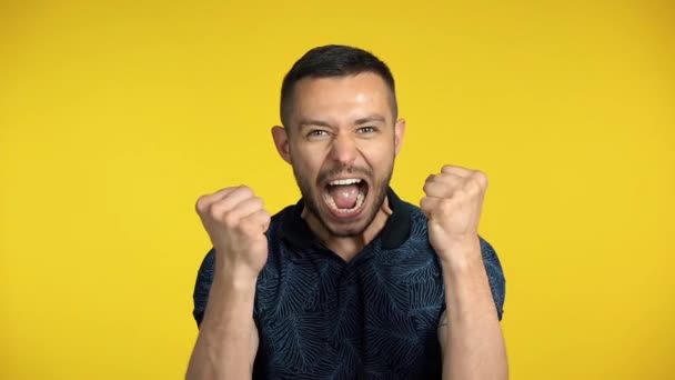 Sarı Arka Plandaki Genç Adamı Kutlarken Mutlu — Stok video