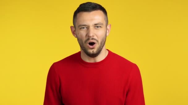 Mladý Muž Ukazující Facepalm Žlutém Pozadí — Stock video