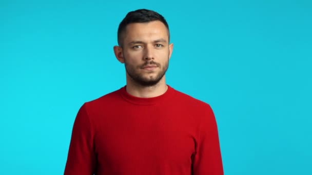 Yakışıklı Genç Adam Başını Sallıyor Kol Hareketi Yapmıyor — Stok video