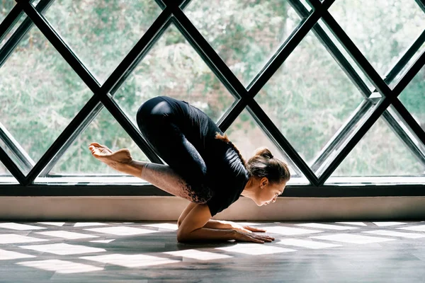 Joven Hermosa Mujer Haciendo Yoga Asana Bebé Cuervo Pose Ventana — Foto de Stock