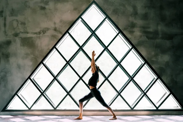 Jovem Mulher Bonita Fazendo Ioga Asana Guerreiro Pose Fundo Grande — Fotografia de Stock