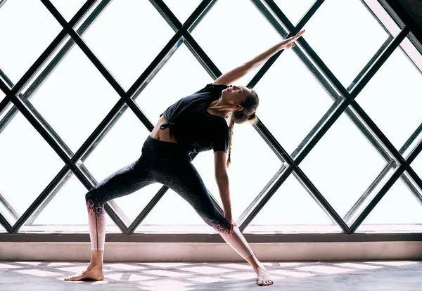 Ung Vacker Kvinna Som Gör Yoga Asana Omvänd Krigare Poserar — Stockfoto