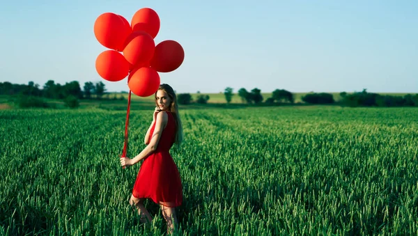 Joven Posando Con Globos Rojos Campo Soleado — Foto de Stock