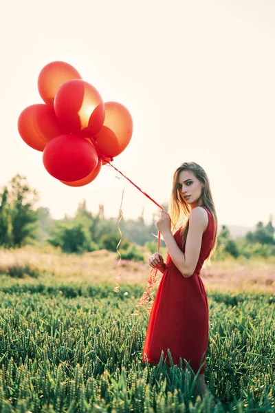 Młoda Kobieta Czerwonymi Balonami Pozuje Zewnątrz — Zdjęcie stockowe